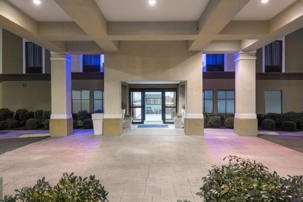 Holiday Inn Express Hotel & Suites Grenada image 8